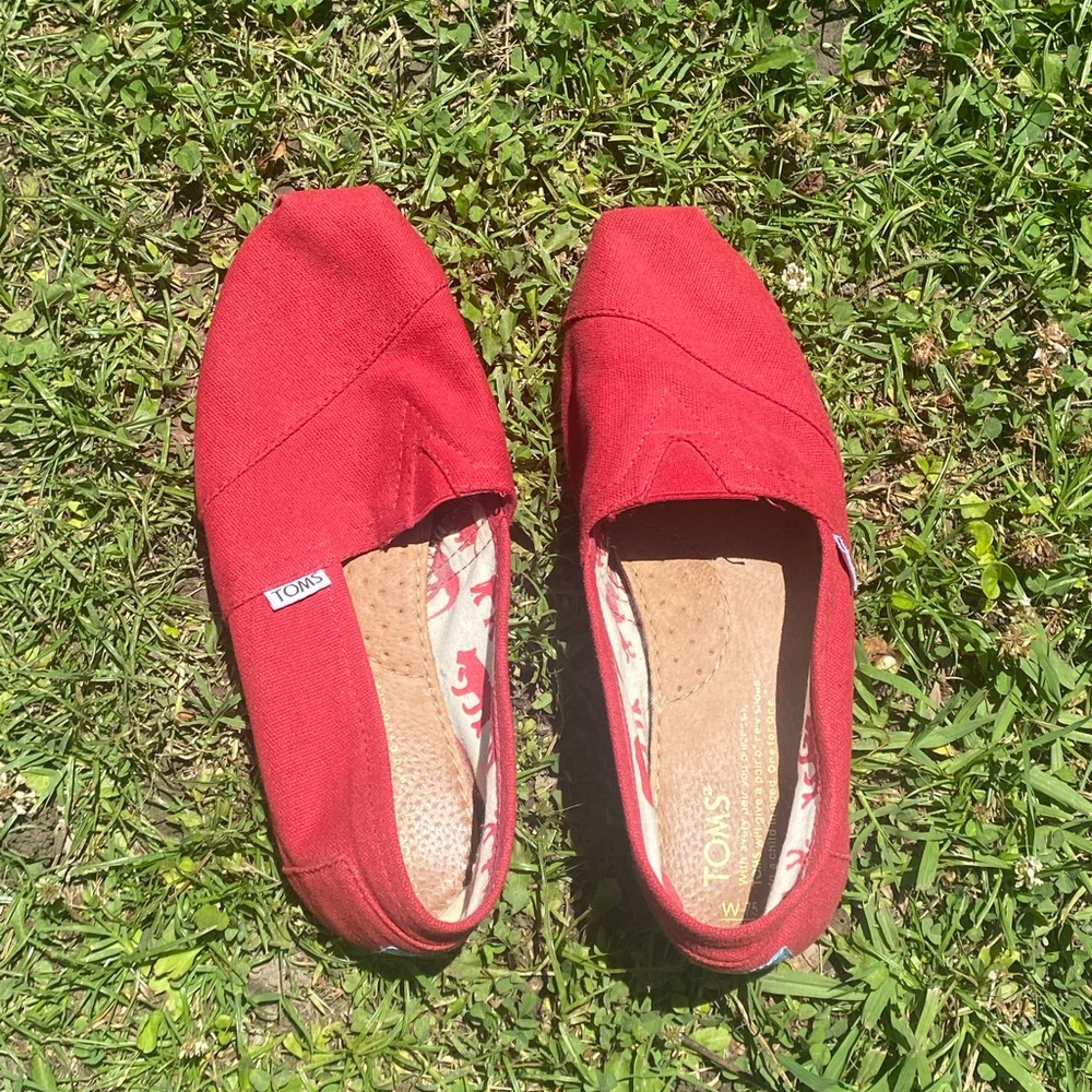 Red toms| women’s size 7.5| pre owned still in good condition